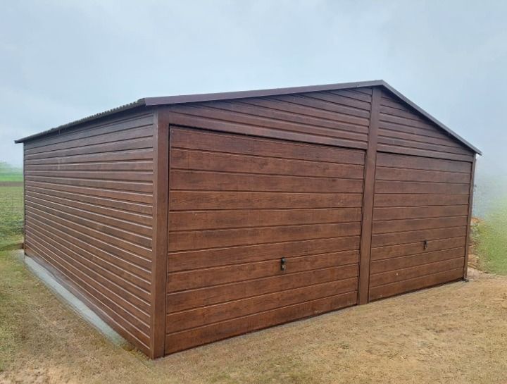 Garaż blaszany 3 × 5 m drewnopodobny ustawiony przy domu