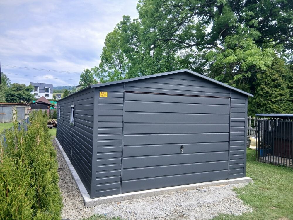 Garaż blaszany 3 × 5 m w kolorze antracytowym